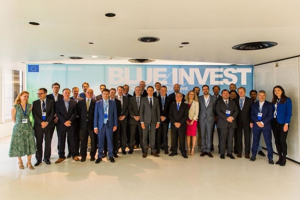 Group Photo Blue Invest Executive