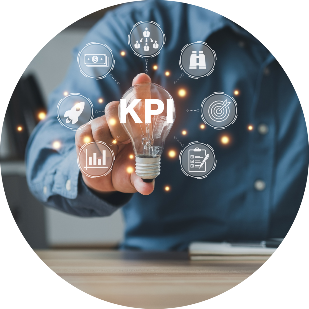 Mann hält eine Glühbirne mit der Aufschrift KPI, umgeben von Symbolen für Geschäftskennzahlen wie Wachstum, Zielerreichung, Analyse und Strategie.